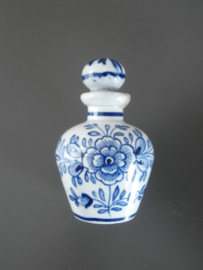 448; Parfumflesje  PMN, van De Porceleyne Fles, 1878