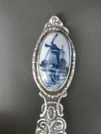 Zilveren lepeltje met delftsblauw steentje ca 1950