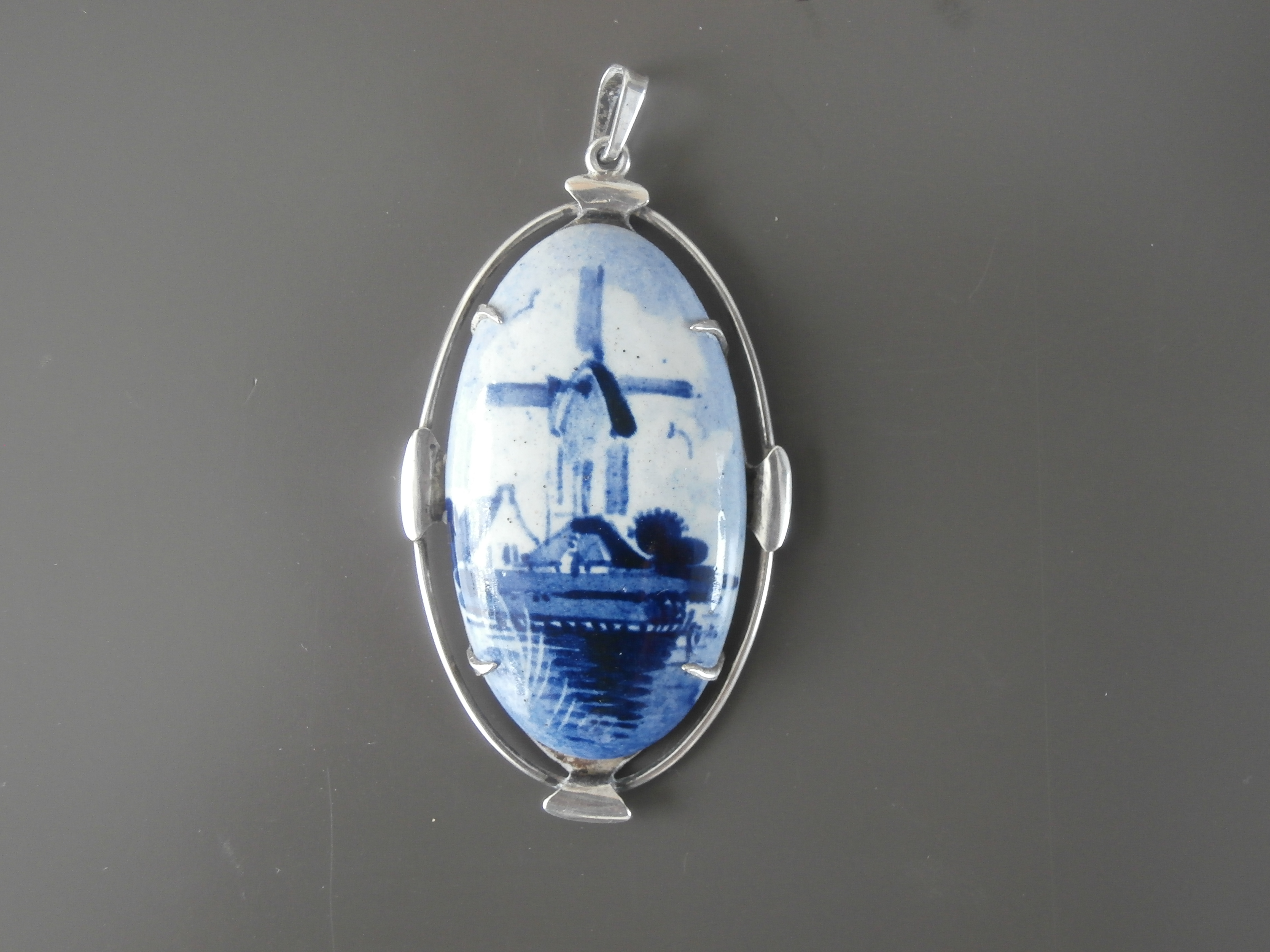Fraai gestileerde  hanger met molen.