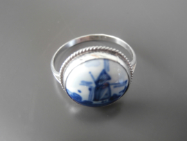 581; Ring met ronde steen.