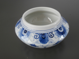 Sierpotje delftsblauw, met gladde zilveren deksel.