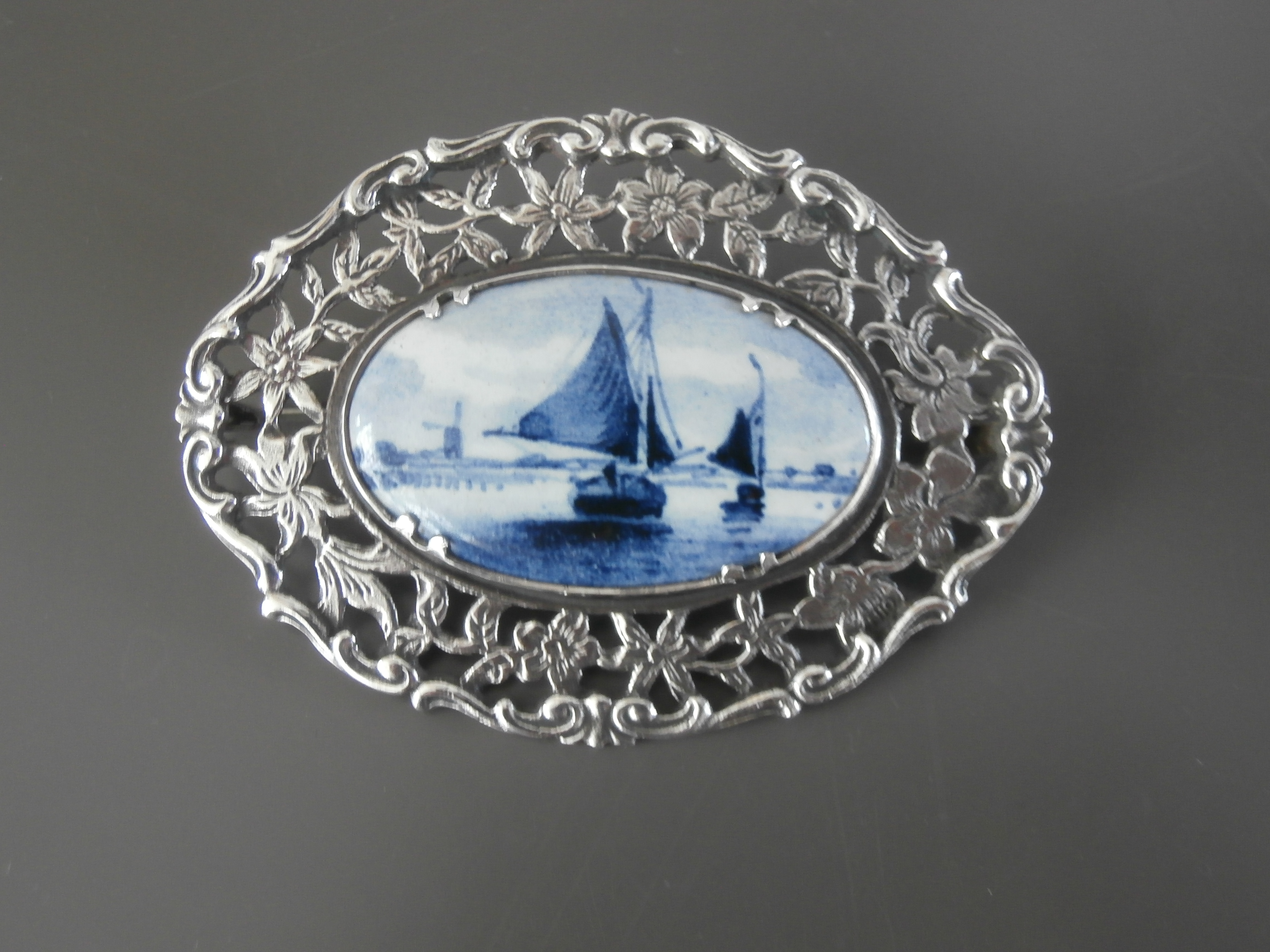 Broches; zilver met Delftsblauw.