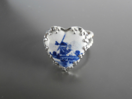 Ring met hartvormige steen