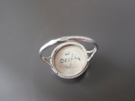 581; Ring met ronde steen.