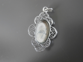 Ovale  fraai geschilderde hanger.