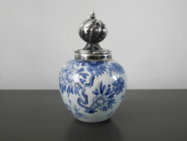 Delftsblauw reukvaasje met verzilverde stop VK ca 1948