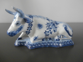 65; Liggende koe, Delfts blauw  rond 1900