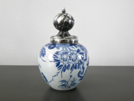 Delftsblauw reukvaasje met verzilverde stop VK ca 1948