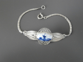 54; Zilveren armband met Delfts blauwe steen