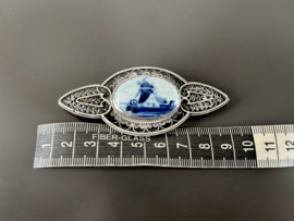 Bijzondere broche met poldermolen