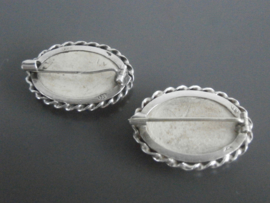 77; Ovale broche met gedraaide zilveren rand, molenlandschap