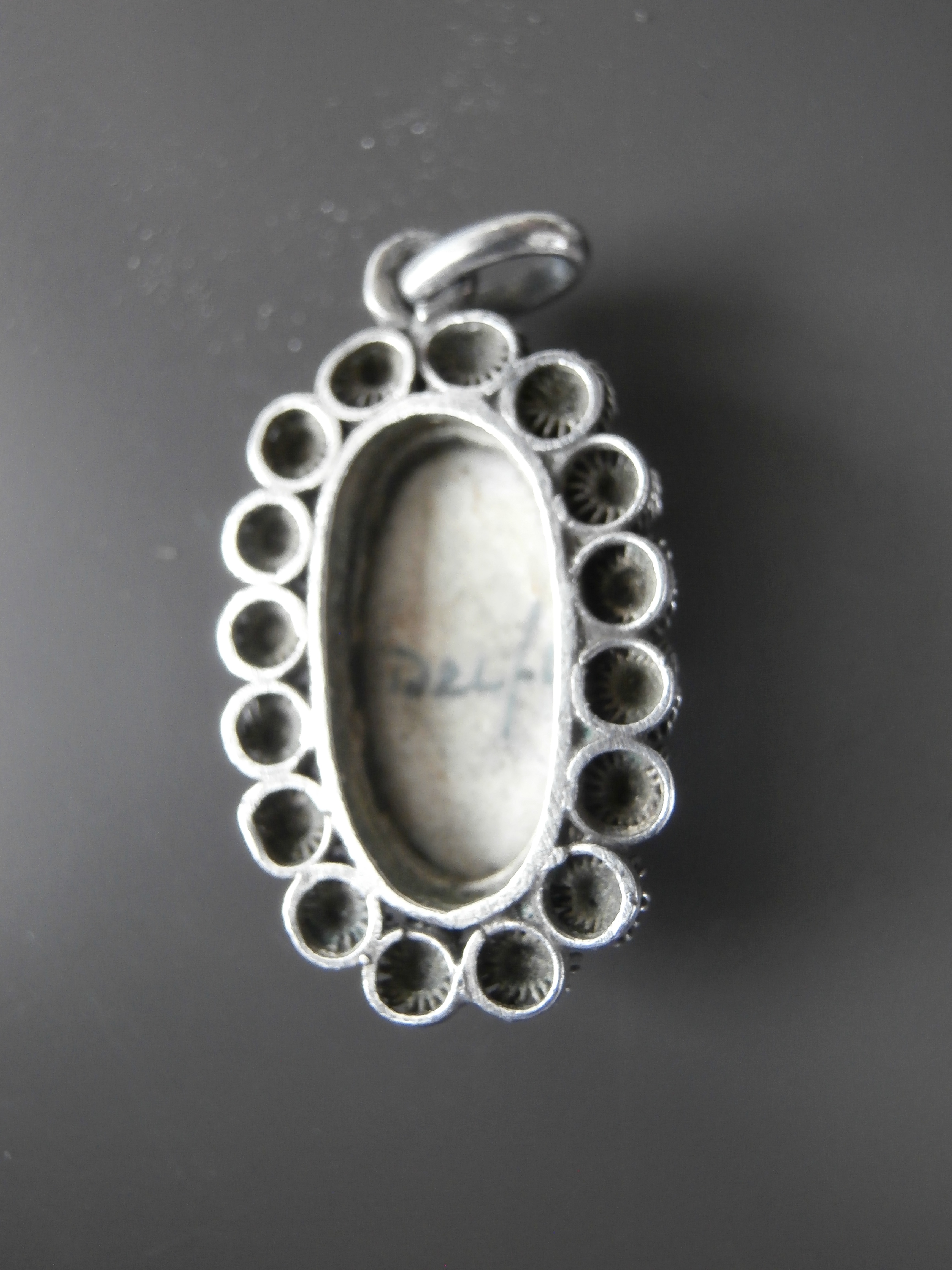 Kleine hanger met randversiering van zeeuwse knopjes