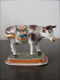 Antieke koe,  Tichelaar Makkum ca  1900-1930