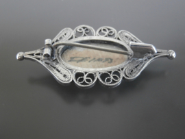 Broche met fantasie filigrain omlijsting