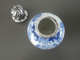Delftsblauw reukvaasje met verzilverde stop VK ca 1948