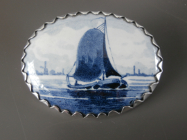 Royale broche met een zeilboot, halverwege 20e eeuw