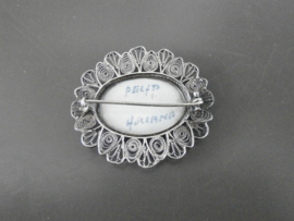Delftsblauwe broche met bloemmotief