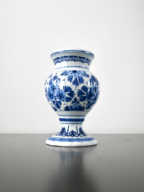 Kleine vaas op voet,  De Porceleyne Fles