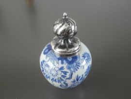 Delftsblauw reukvaasje met verzilverde stop VK ca 1948