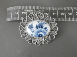 Delftsblauwe broche met bloemmotief