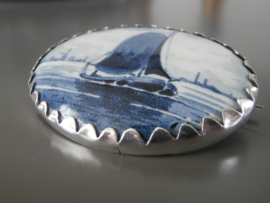 Royale broche met een zeilboot, halverwege 20e eeuw