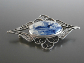 105; Ruitvormige broche, zilver filigrain