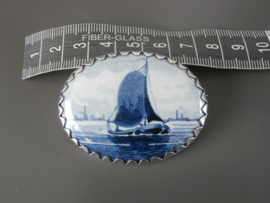 Royale broche met een zeilboot, halverwege 20e eeuw