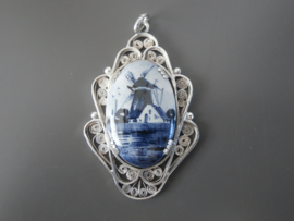 Elegante royale hanger met molen.