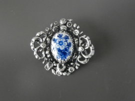59; Broche met strik- en bloemmotieven.