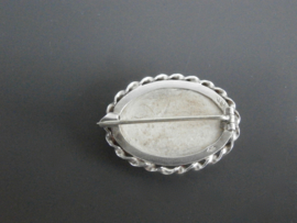 77; Ovale broche met gedraaide zilveren rand, molenlandschap