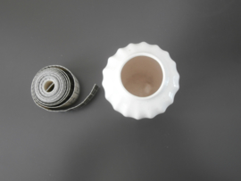 Delfts wit miniatuur-vaasje , De Porceleyne Fles, jaren 30