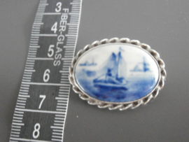 68; Broche met zeilboot,