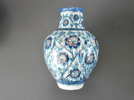 681; Robuuste vaas,  Iznik-stijl, DPF