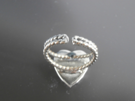 Ring met hartvormige steen