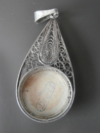 97; Hanger van filigrain zilverwerk met Delftse steen