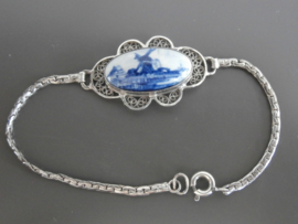 424; zilveren armband met floraal omlijste Delftse steen