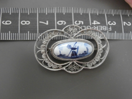 509; Elegante zilveren filigrain broche met Delftse steen