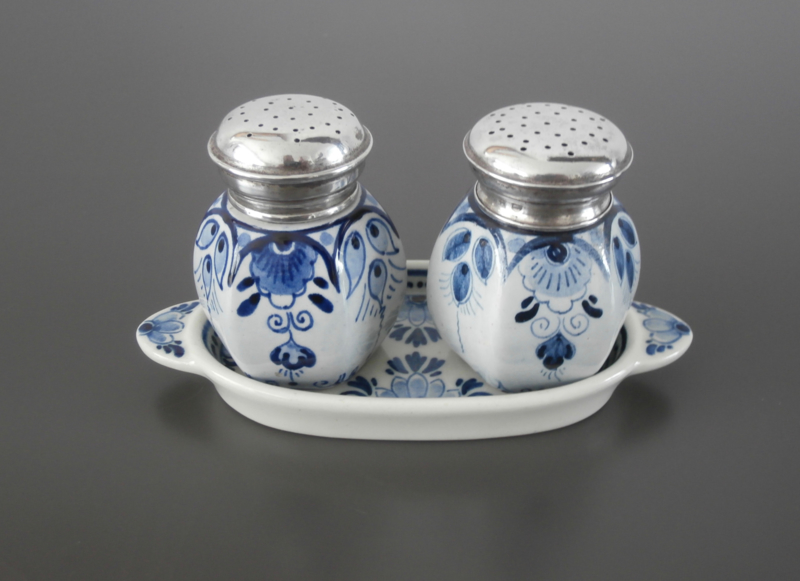 150; peper- en zoutstel met zilveren dopjes. | Diversen; tafelgoed en siervoorwerpen Delftse Pioen