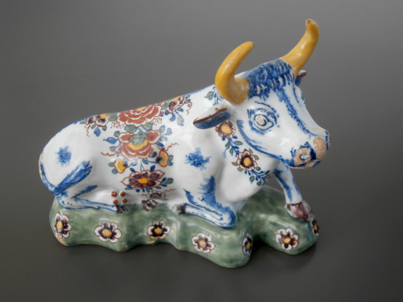 18e eeuwse Delftse koe, liggend.