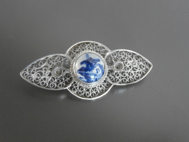 Volharding Ongemak ornament Mooie filigrain broche, | Broches; zilver met Delftsblauw. | De Delftse  Pioen