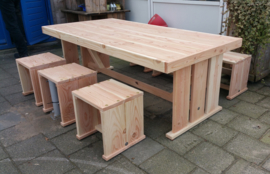 Tuin tafel met krukjes