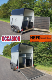 jonge Henra 2 paards XL aluminium trailer met o.a. klep-/ deur systeem en vaste zadelkamer