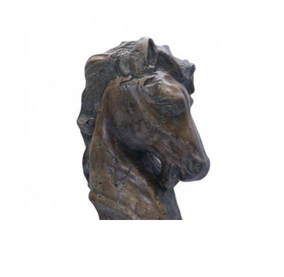 Sculptuur van een paardenhoofd (zgn. schaakstuk)
