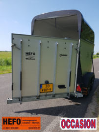 jonge Henra 2 paards XL aluminium trailer met o.a. klep-/ deur systeem en vaste zadelkamer