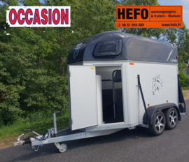 jonge Henra 2 paards XL aluminium trailer met o.a. klep-/ deur systeem en vaste zadelkamer