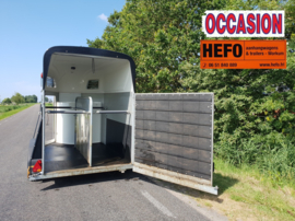 jonge Henra 2 paards XL aluminium trailer met o.a. klep-/ deur systeem en vaste zadelkamer