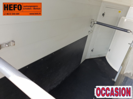 jonge Henra 2 paards XL aluminium trailer met o.a. klep-/ deur systeem en vaste zadelkamer