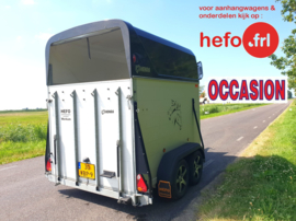 jonge Henra 2 paards XL aluminium trailer met o.a. klep-/ deur systeem en vaste zadelkamer