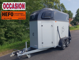 jonge Henra 2 paards XL aluminium trailer met o.a. klep-/ deur systeem en vaste zadelkamer