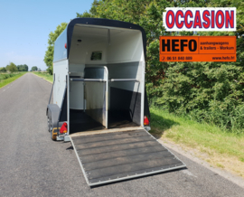 jonge Henra 2 paards XL aluminium trailer met o.a. klep-/ deur systeem en vaste zadelkamer